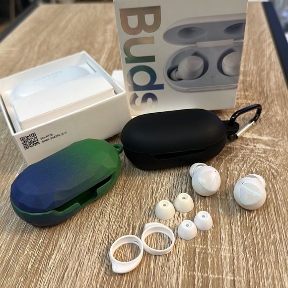 Samsung Galaxy Buds (White) Charging Case, 2x Cases, Bonus Wired Earbuds - Picture 6 of 15